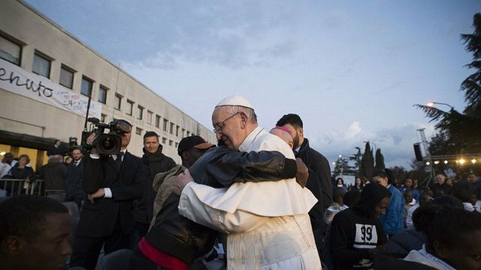 Abrazo del Papa Francisco con un refugiado