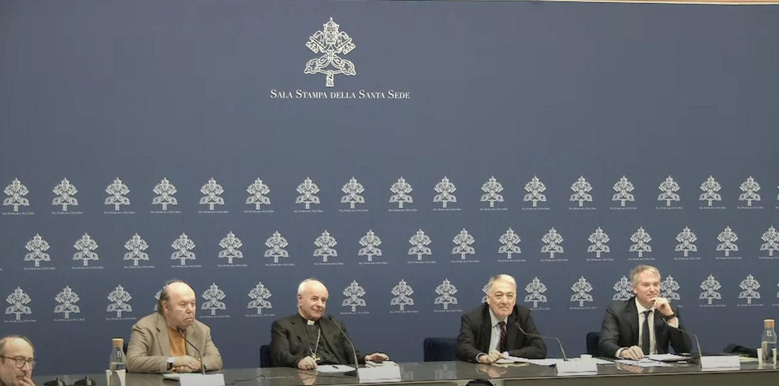 Rueda de prensa en la Sala Stampa
