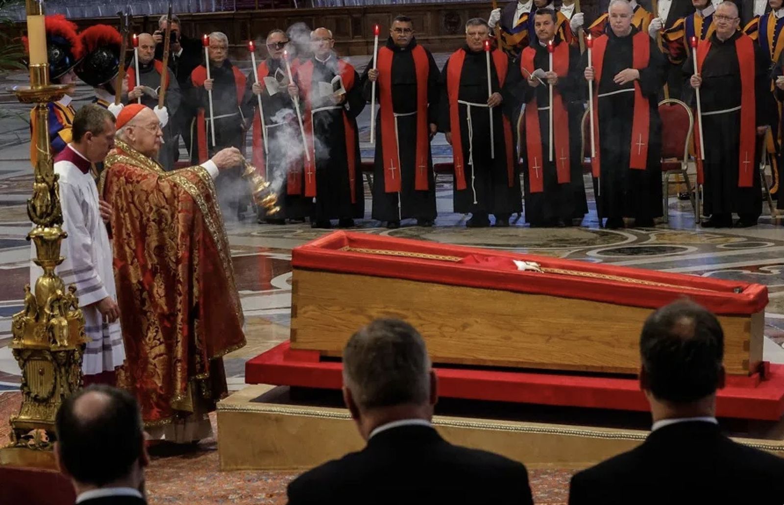 El féretro de Francisco en la basílica de San Pedro