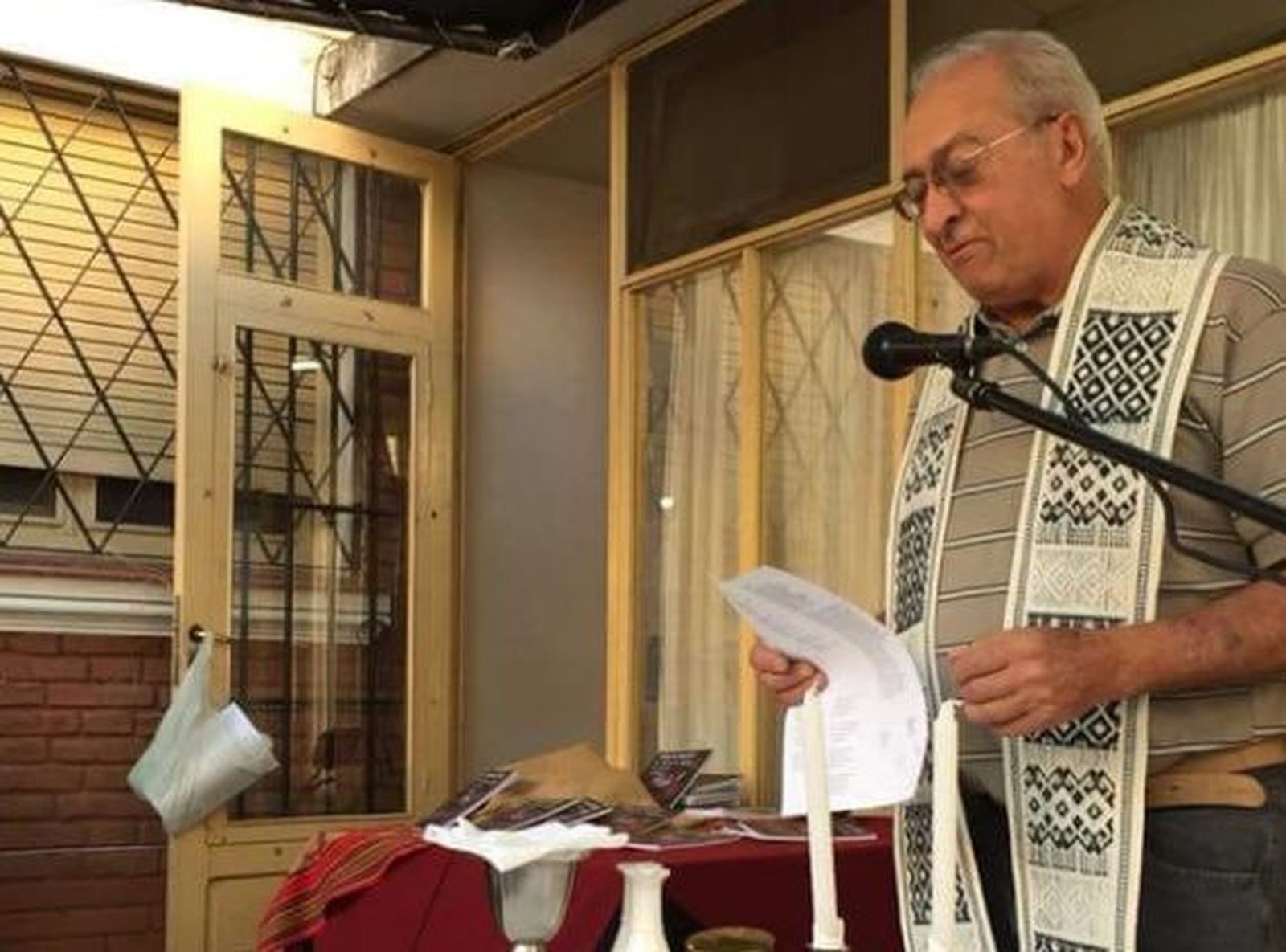 El padre Víctor Acha, celebrando