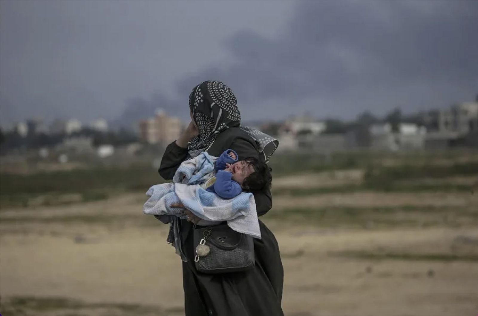 Una madre palestina con su bebé, en Gaza