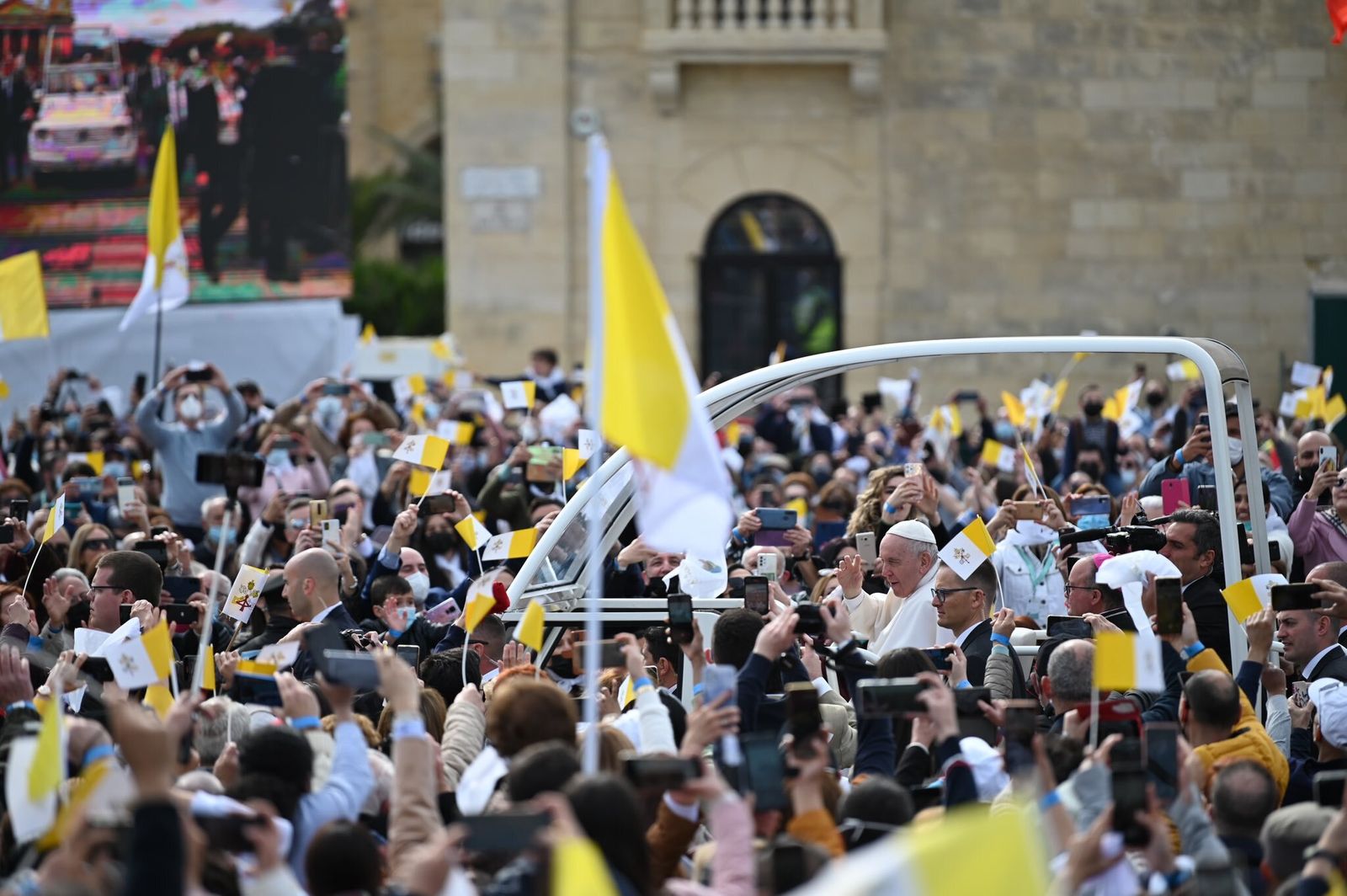 Recibimiento multitudinario al Papa antes de la misa en Floriana