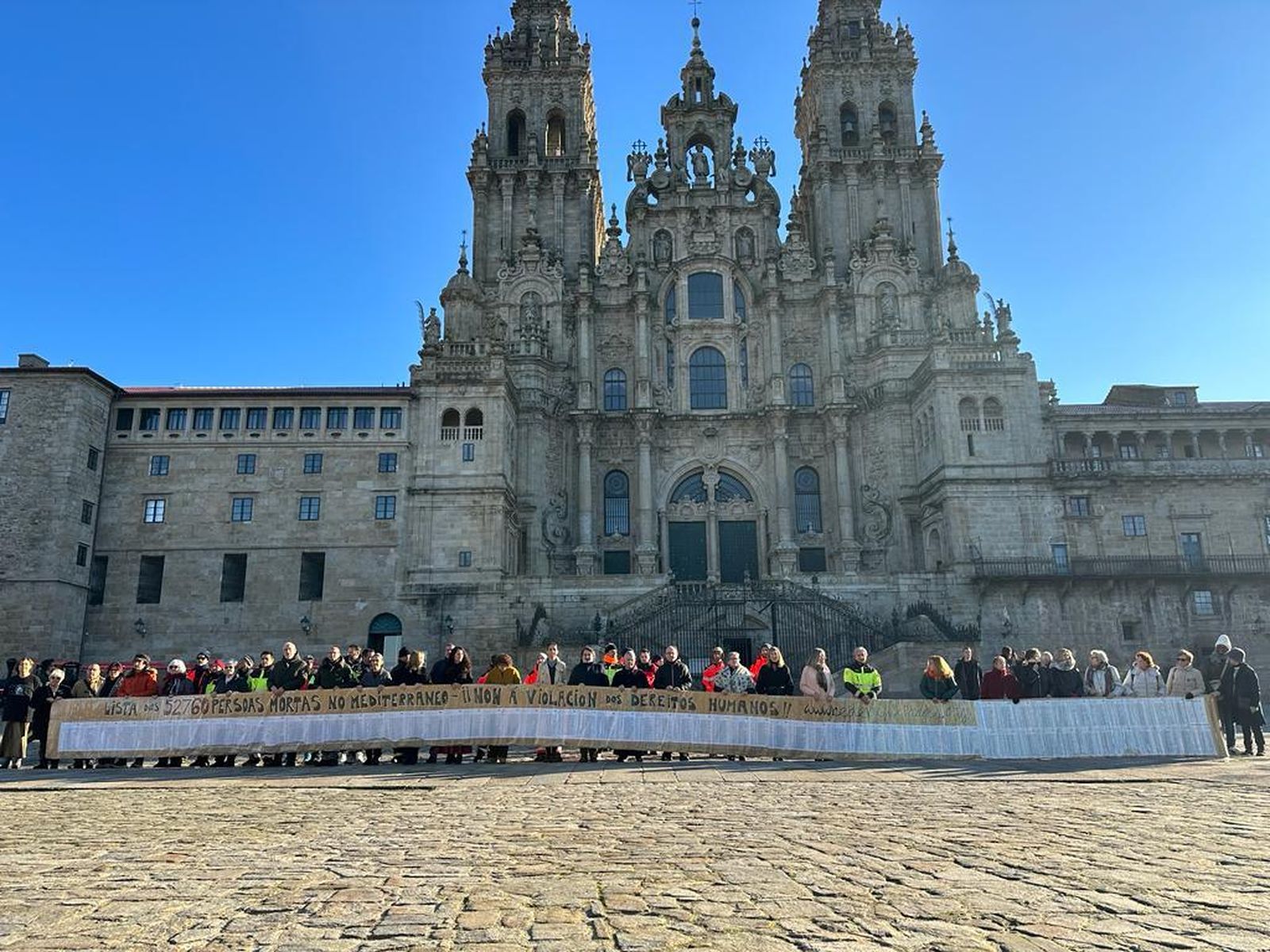 Minuto de silencio por los migrantes en la plaza del Obradoiro