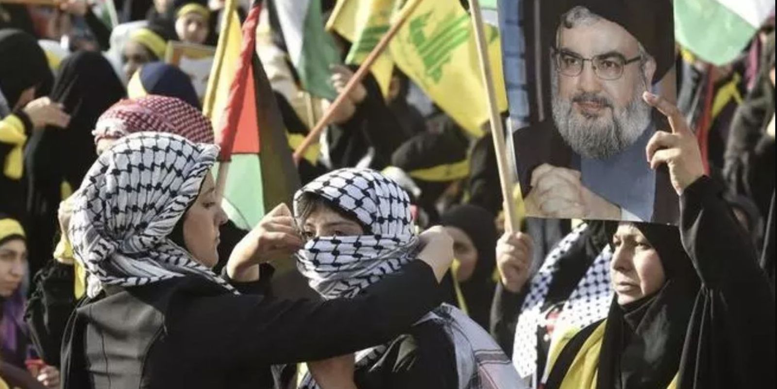 Mujeres protestan ante un retrato de Nasrallah