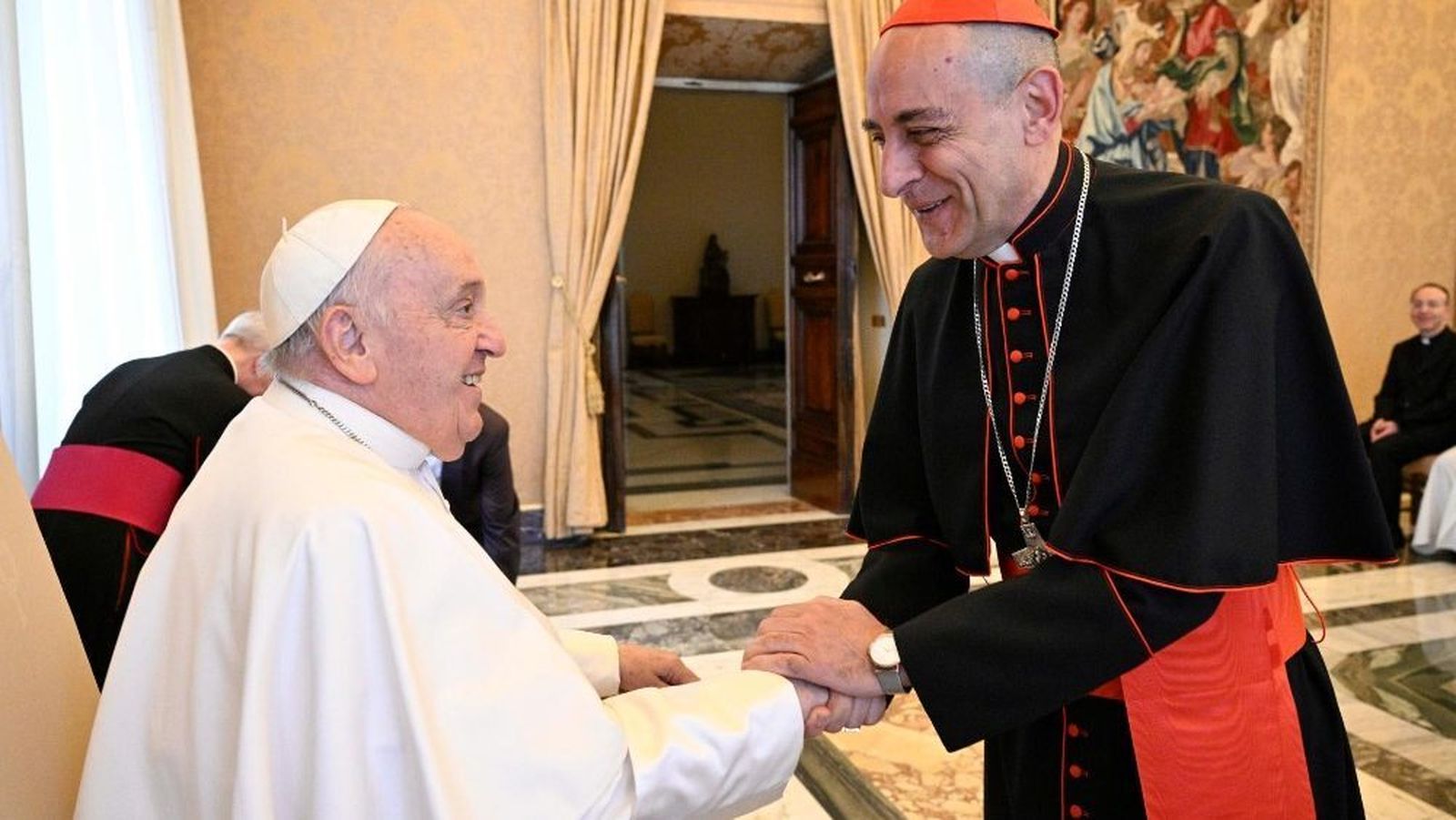 El cardenal Fernández, prefecto de Doctrina de la Fe, saluda al papa Francisco