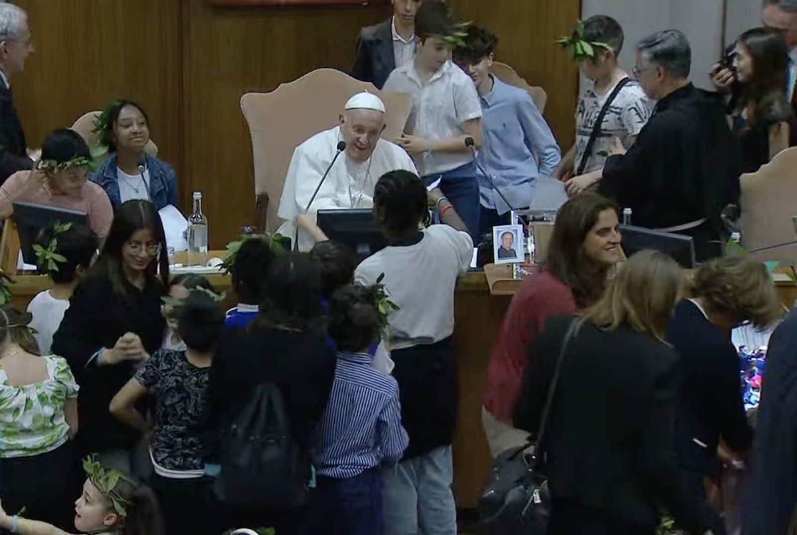 Francisco, rodeado por los niños