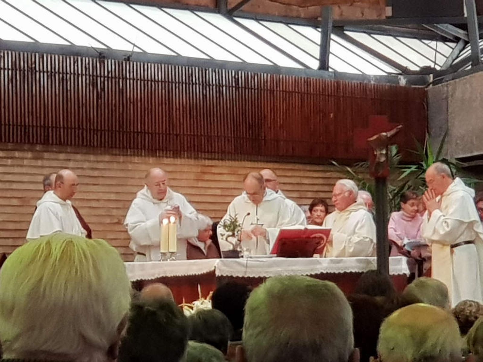 Fray Mitxel, con el obispo Martínez de Aguirre (i)