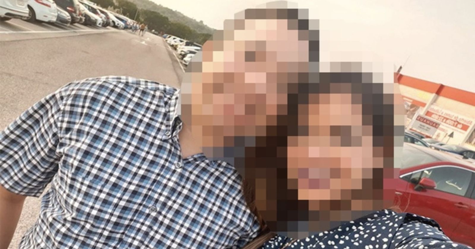 El padre Roberto, junto a la mujer que lo acusa de acoso