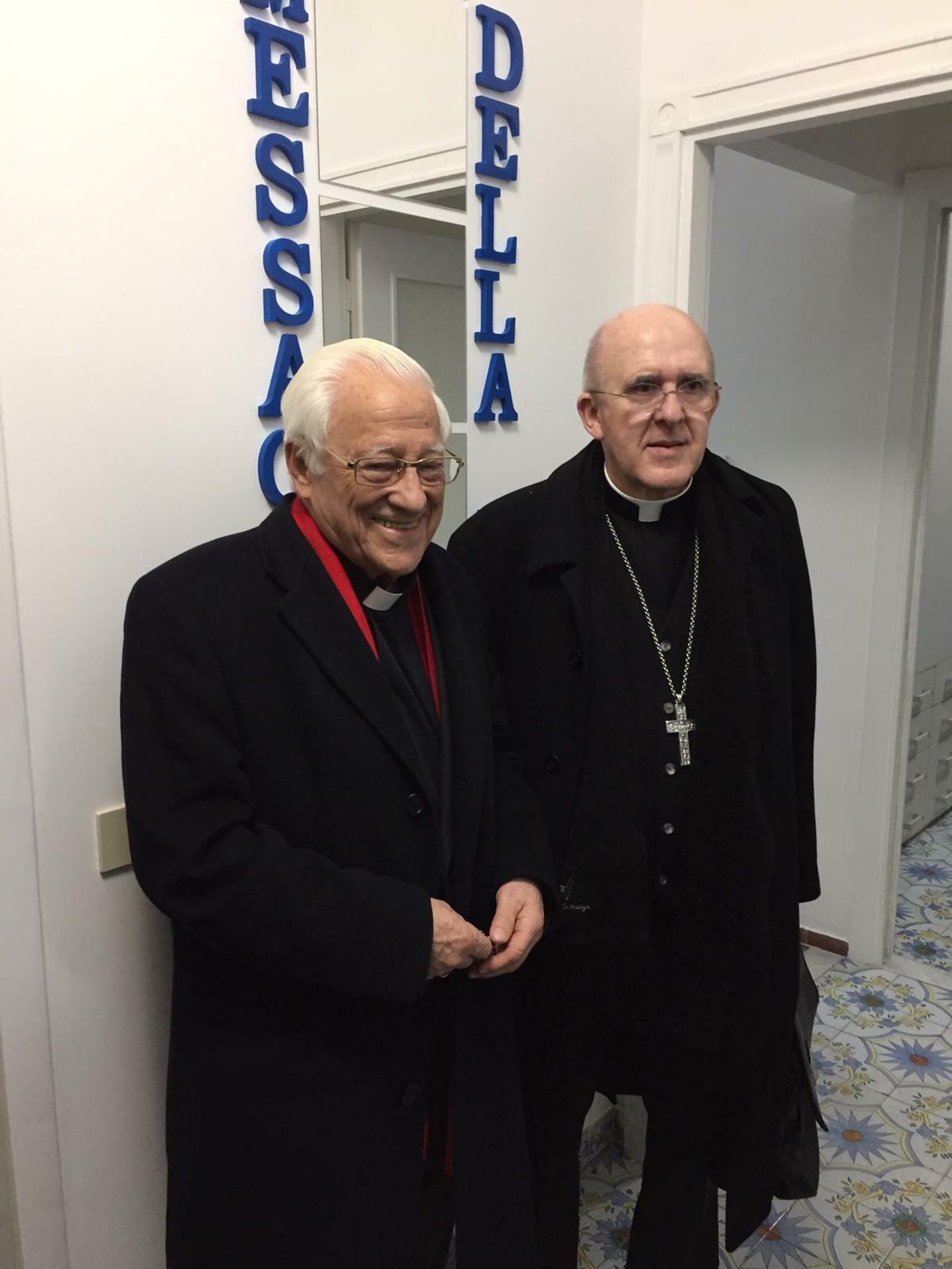 Osoro y el padre Ángel, en el Hogar de Oportunidades