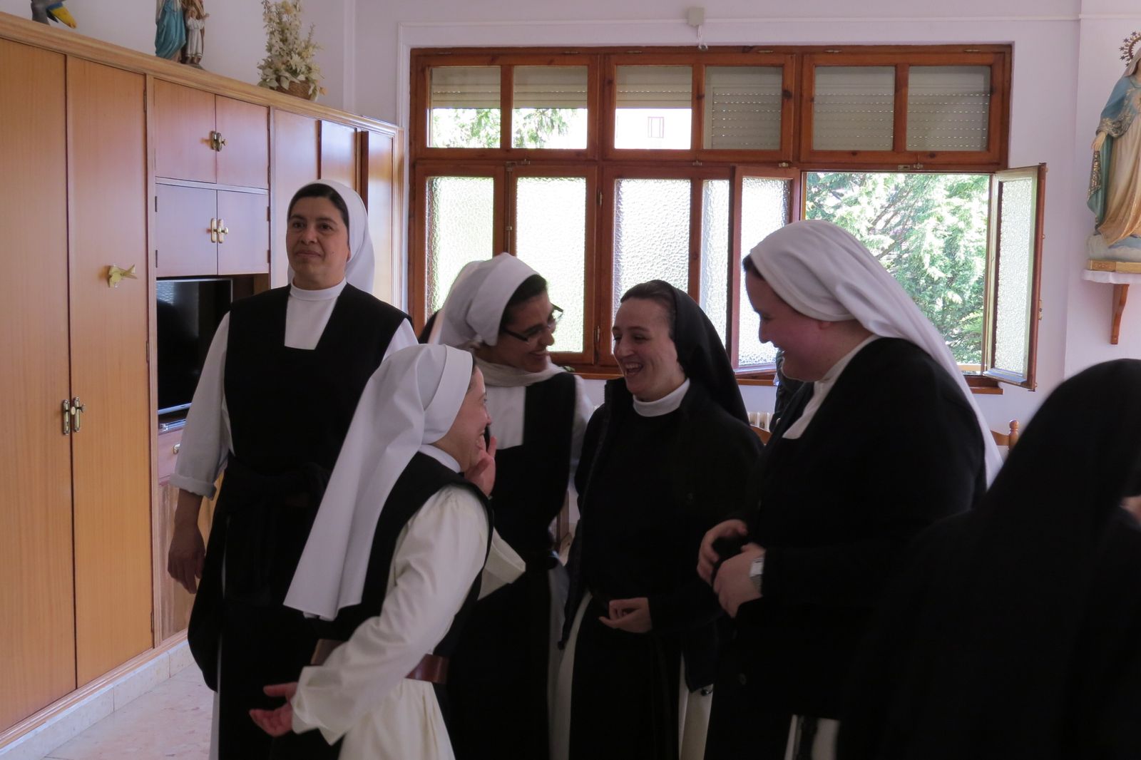 La hermana Rosana Izquierdo del monasterio de San Bernardo de Burgos, con las novicias
