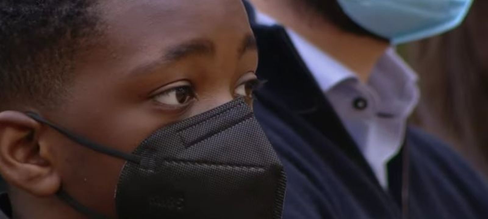 Un joven escucha al Papa